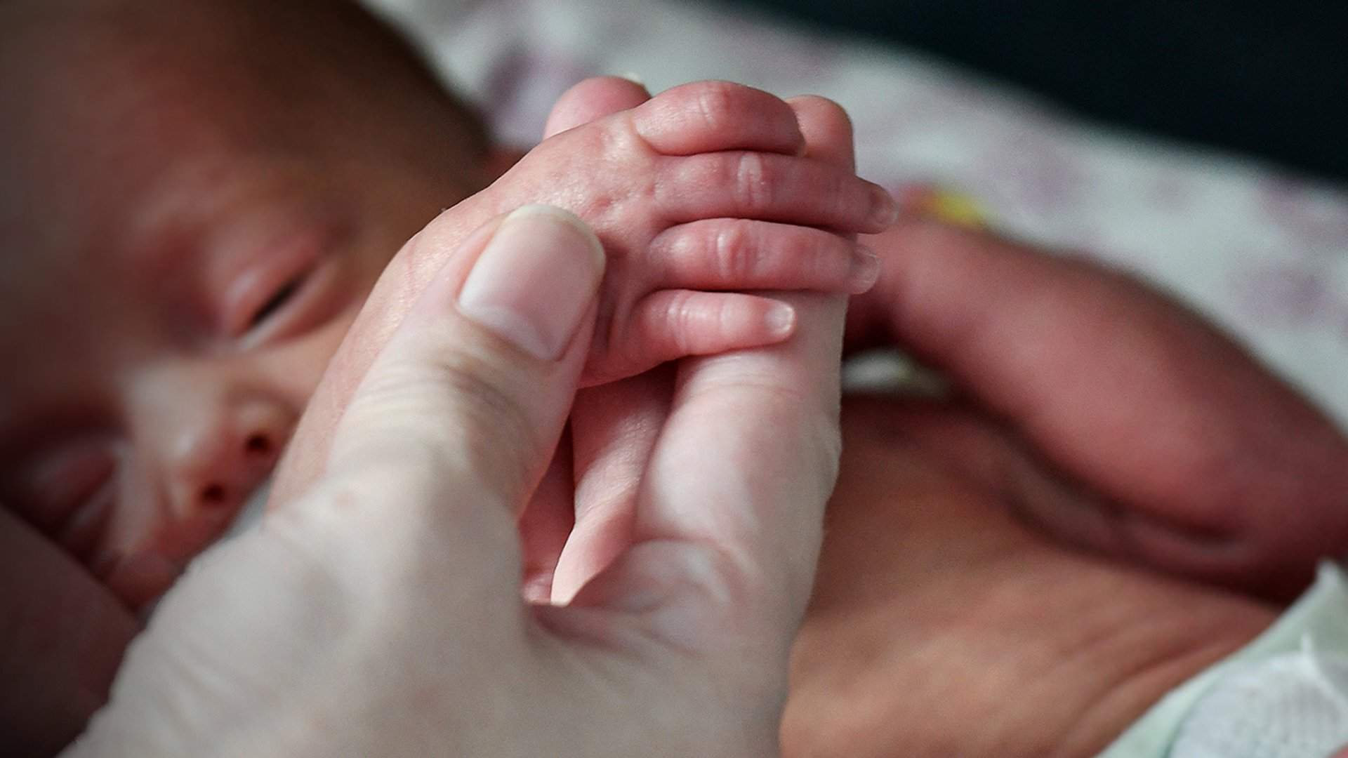 Две семьи подали в суд из-за подмены детей в роддоме в Приморье