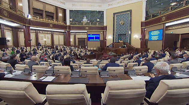 Парламент Казахстана одобрил обязательное использование казахского языка на вывесках