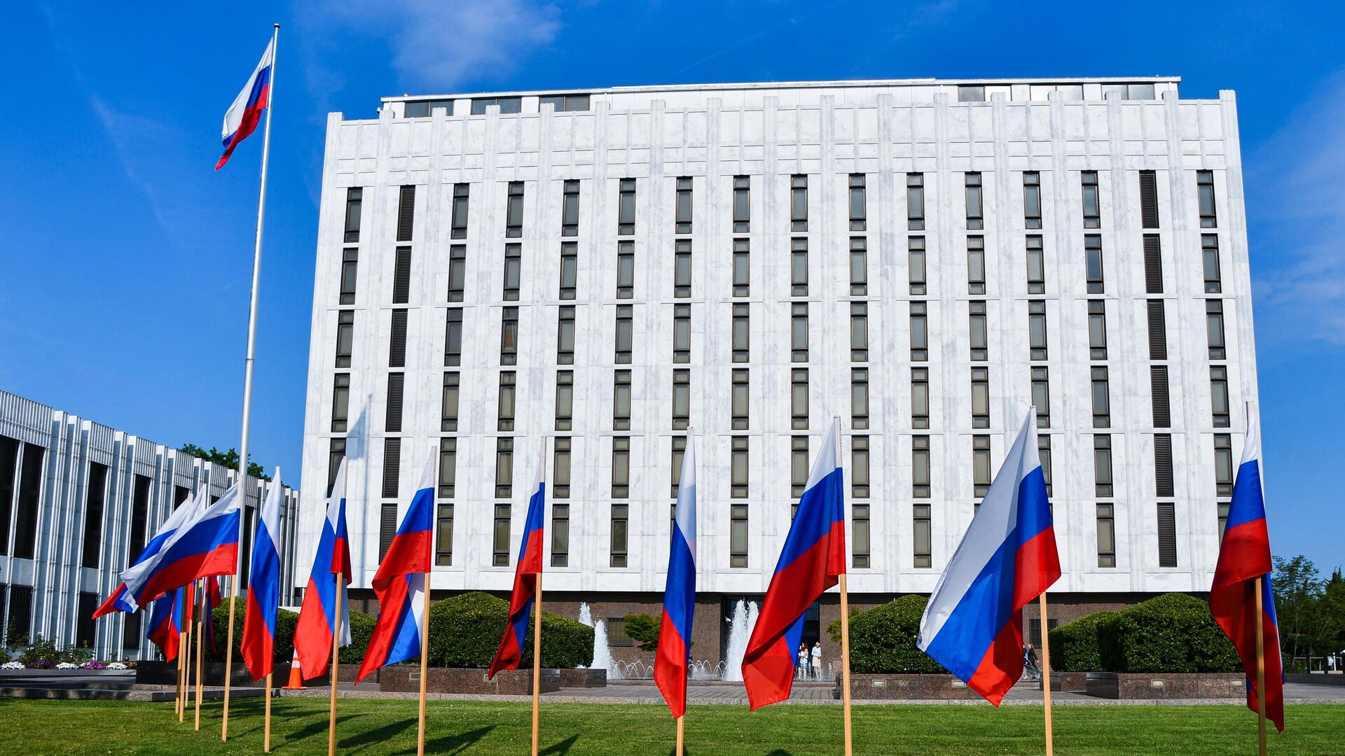 В посольстве РФ заявили, что США продолжают «охоту» на граждан России