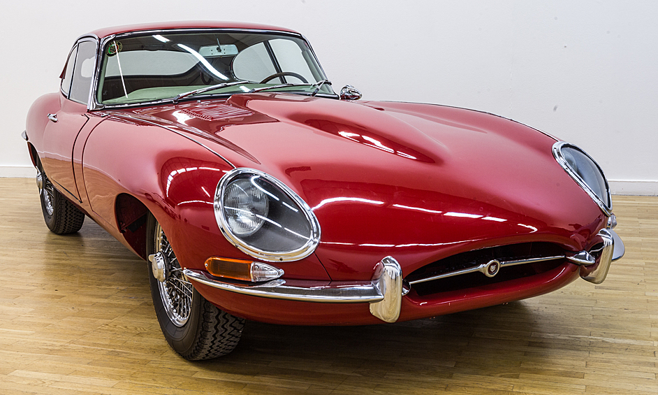 Jaguar E-Type (1961—1974). Спортивный автомобиль английской фирмы Jaguar. Оригинальный внешний вид был создан Бобом Блайком и на долгие годы стал визитной карточкой авто. Машина обладала высокой скоростью, хорошими ходовыми свойствами и относительно низкой ценой. 