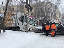 ДТП на Эльмаше, где грузовик влетел в столб, попало на камеру регистратора