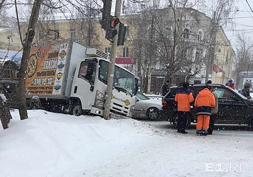 ДТП на Эльмаше, где грузовик влетел в столб, попало на камеру регистратора