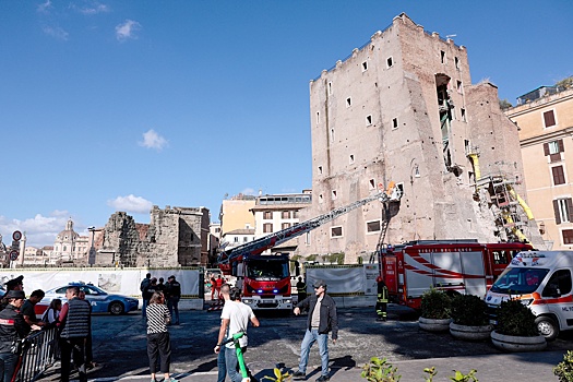 Крушение башни в Риме: спасен рабочий после 11 часов под завалами