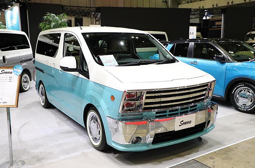 Про феномен ретро-переделок мы на «Моторе» рассказывали не раз: в Японии можно приобрести даже микроавтобус, стилизованный под уазовскую «буханку»! Фирма Alpine Style нашла себя в американском стиле 70-х: год с лишним она продаёт переделанные микроавтобусы Toyota Hiace и кроссоверы Toyota Raize, а теперь предложила доработанный аналогичным образом маленький микроавтобус Nissan NV200 под названием Sonova.