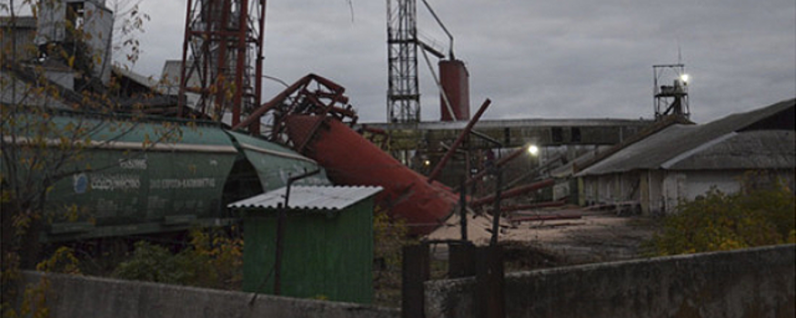 В Рязанской области бункер с горохом рухнул на вагоны