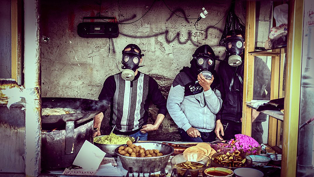 Продавцы в противогазах во время столкновений между палестинцами и израильскими солдатами в Хевроне