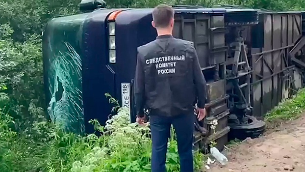 СК опубликовал видео опрокинутого туристического автобуса в Карелии