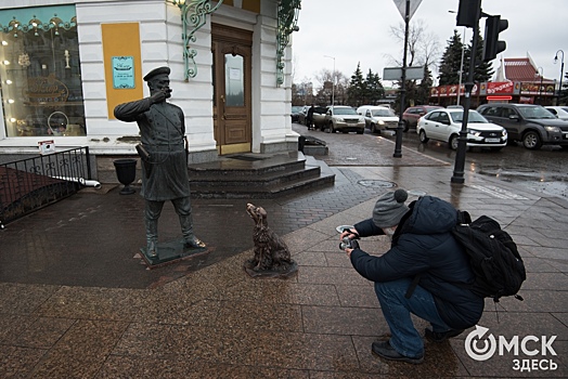 Около статуи Городового в Омске появятся скамейки и ель