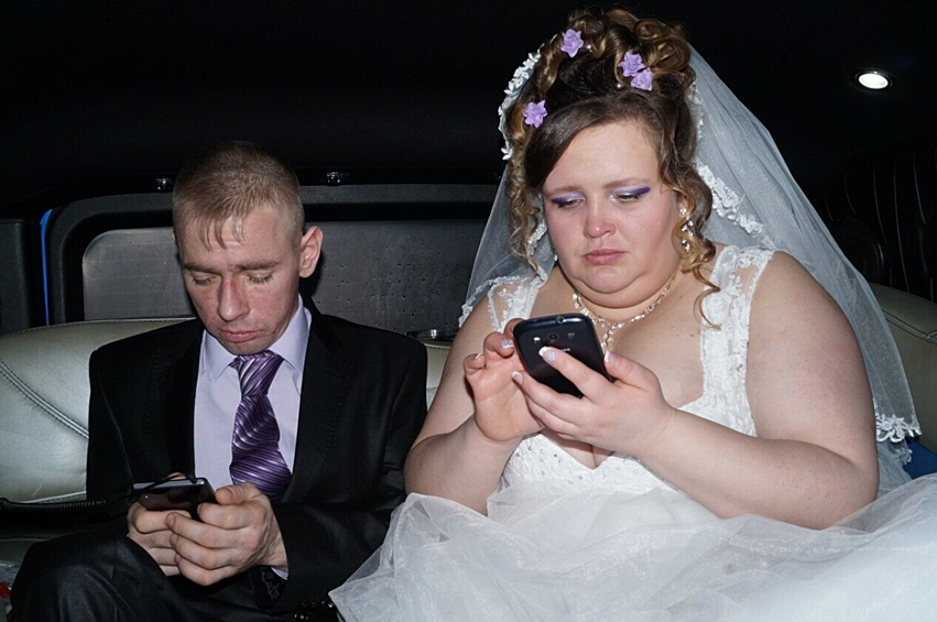Жених и невеста полностью погружены в виртуальный мир. Может, поездка в свадебных нарядах для них ежедневное событие, и ничего необычного не происходит?