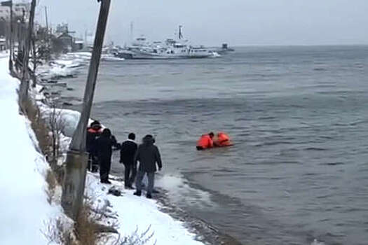 Сотрудники МЧС России спасли дайвера на озере Байкал