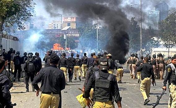 В Пакистане громят консульство США: Мусульманский мир в гневе после убийства Али Хаменеи