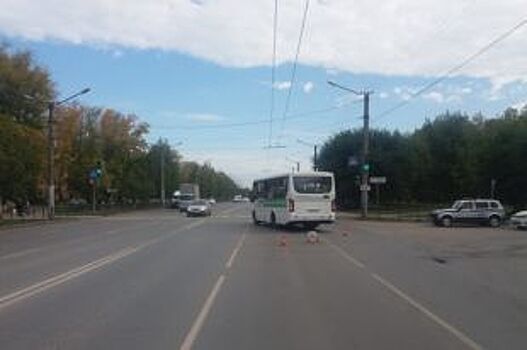Неизвестный в Омске протаранил автобус с пассажирами и скрылся