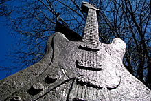 Разбитую гитару Кобейна продали за 600 тысяч долларов