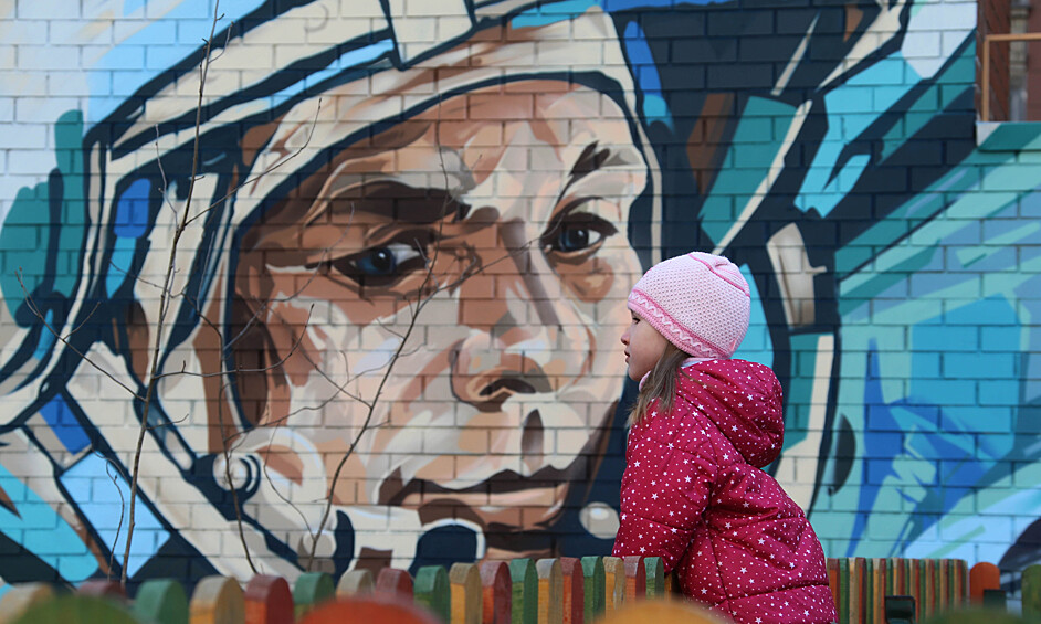 В  2016 году на «Аллее Космонавтов» в подмосковном Красногорске появилось граффити с первым человеком в космосе Юрием Гагариным. 