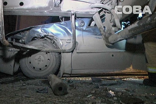 В столице Урала Renault влетел под фуру - двое пострадавших