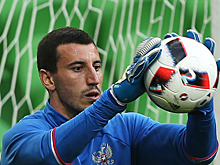 Футбольные школы Владикавказа получили 25 именных пар от вратаря сборной России