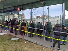 Десятки людей выстроились в очередь у офиса Turkish Airlines в Москве
