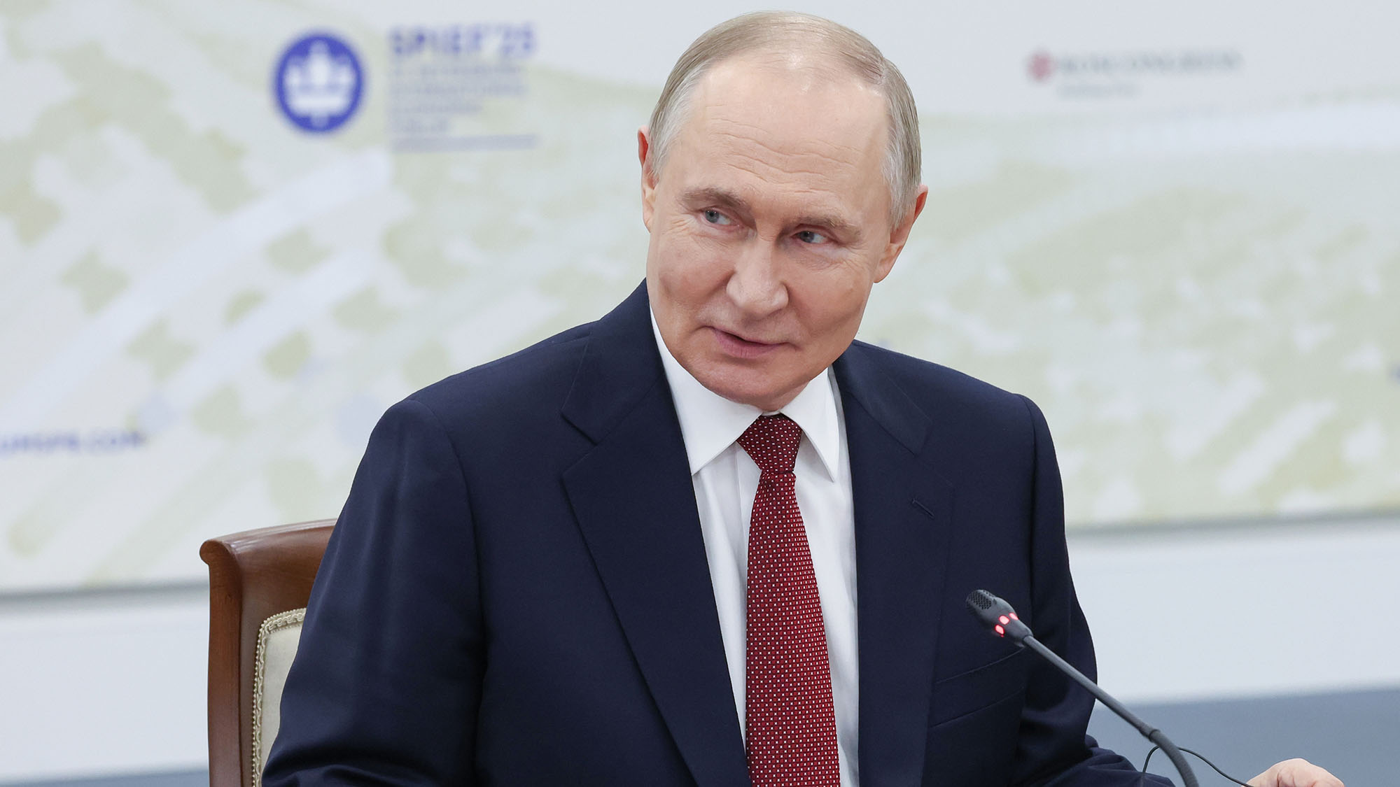 Повышение зарплат на 30%, налоговые льготы для бизнеса, замедление инфляции: главное из выступления Путина на ПМЭФ