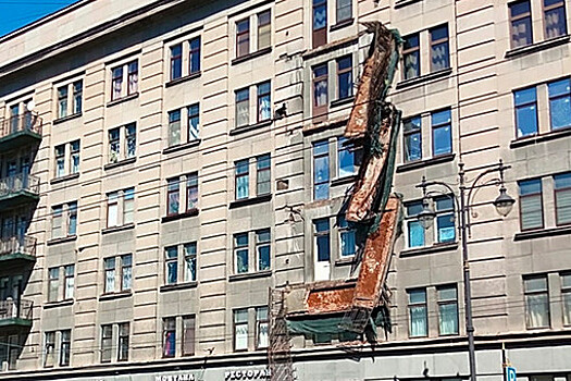 В Петербурге обрушились четыре балкона жилого дома
