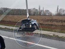В Курской области водитель не справился с управлением и врезался в столб