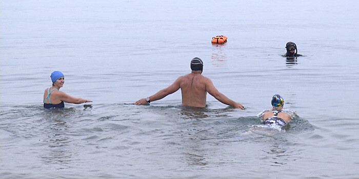 Закаленные холодом: в Иркутске «моржи» открыли купальный сезон