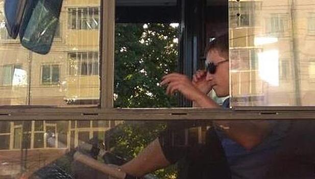 Уволенного за вождение автобуса ногами водителя снова заметили за рулем автобуса