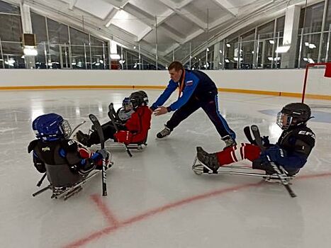 При поддержке органов власти в Свердловской области развивается следж-хоккей — адаптивный спорт для детей с ДЦП
