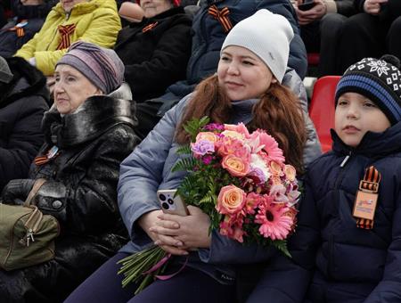 «Мы давно об этом мечтали»: вдова и сын участника СВО стали зрителями Парада Победы в Самаре