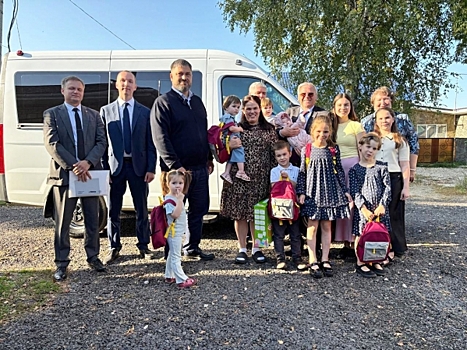 Евгений Люлин вручил многодетной семье из Дзержинска новый автомобиль