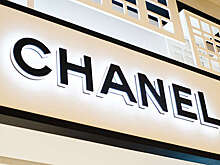 В Париже пытались ограбить бутик Chanel, протаранив витрину скутерами