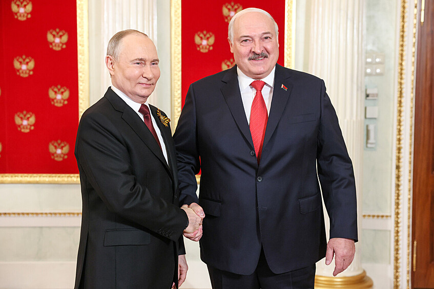 Президент РФ Владимир Путин и президент Белоруссии Александр Лукашенко (слева направо) перед началом парада, посвященного 79-й годовщине Победы в Великой Отечественной войне, на Красной площади, 9 мая 2024 года