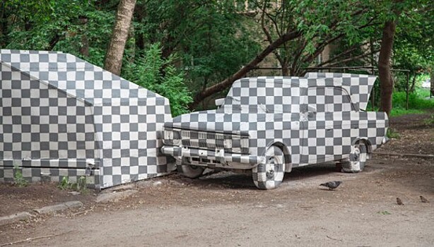 В Екатеринбурге художники «удалили» из реальности старую машину вместе с гаражом