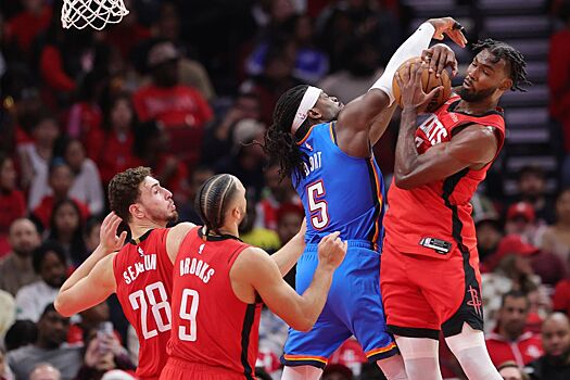 Игроки во время матча НБА начали физическую конфронтацию, не переставая улыбаться