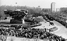 Фотомарафон "100-летие ТАССР": праздник Победы у монумента в Набережных Челнах, 1970-е