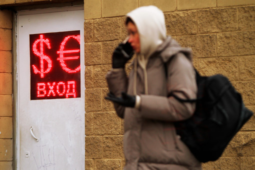 Рубль укрепился к доллару вопреки прогнозам аналитиков