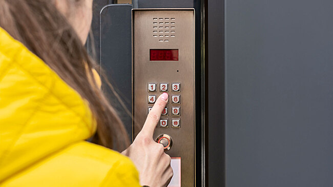 Консьерж не пускает в подъезд гостей. Что делать и куда жаловаться?