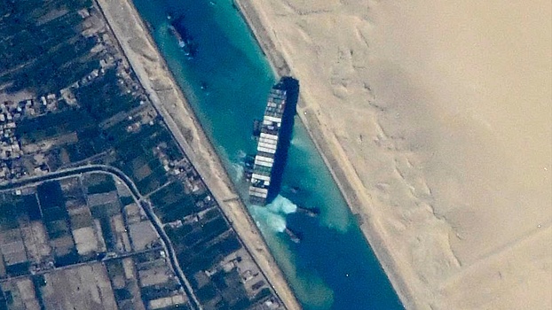 Севший на мель в Суэцком канале контейнеровоз сфотографировали с МКС
