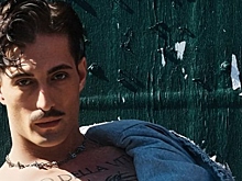 Лидер Maneskin снялся топлес для модного журнала