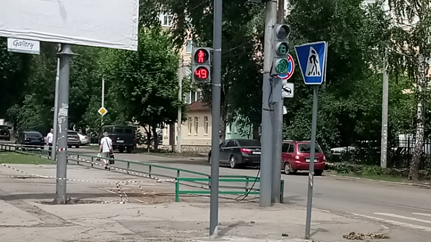 «Тут светофор дурацкий!» Саратовцы провоцируют аварийные ситуации на пешеходных переходах