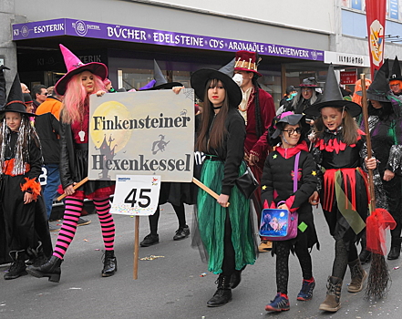 Охота за галстуками и пиво рекой: где можно увидеть парад ведьм