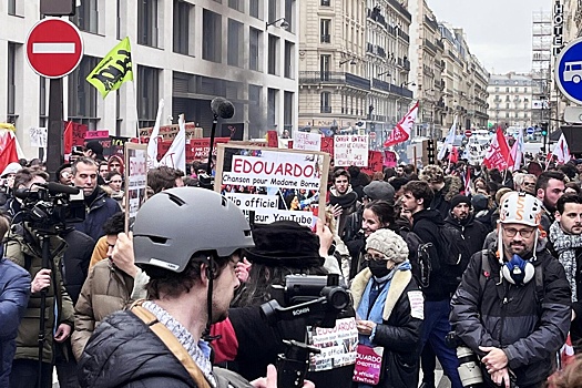 Французы вышли на митинг против НАТО, ЕС и политики президента Макрона