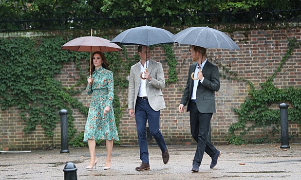 Кейт Миддлтон, принц Уильям и принц Гарри почтили память погибшей 20 лет назад принцессы Дианы