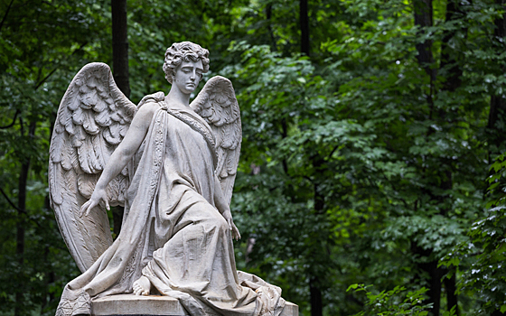 «Памятник — самое тяжелое»: рассказ украшателя могил о подработке на кладбище