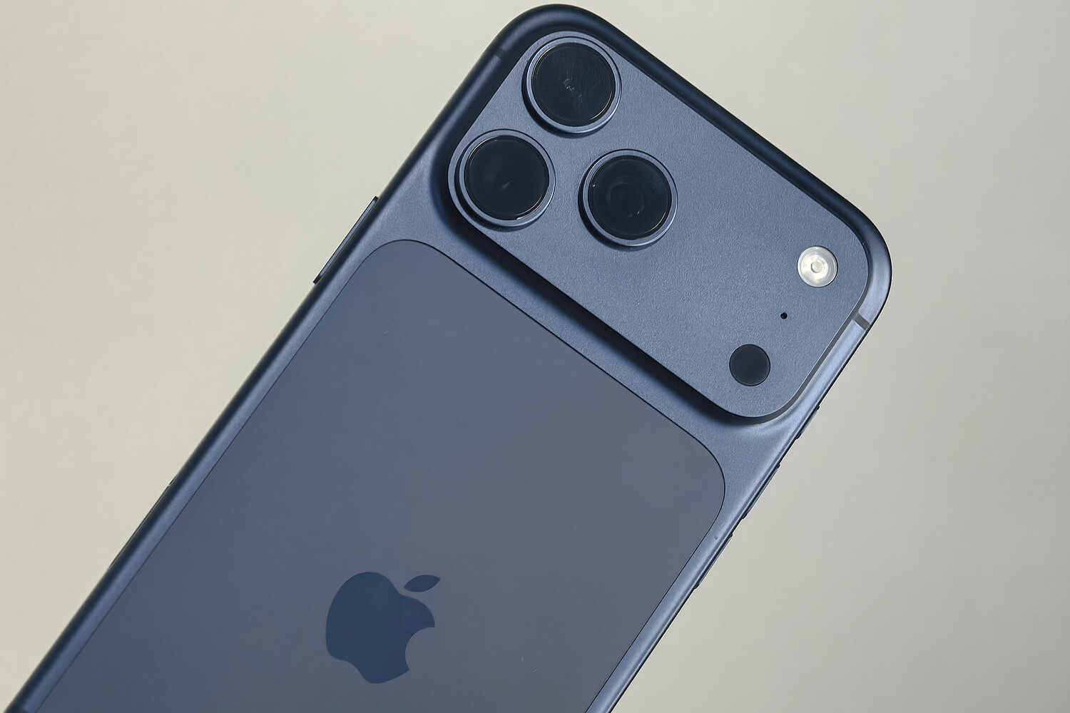 Самый мощный iPhone в России заметно подешевел