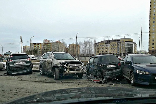 В Тюмени пьяный водитель Land Rover протаранил 13 машин и пешком пошел домой