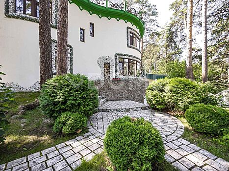 В Новосибирске за 75 млн рублей продают полностью выложенный мозаикой коттедж