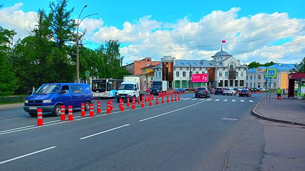 Дорожные столбики установили в Вологде на ул. Предтеченской, где изменилось движение