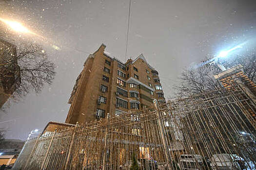 Грузовик приехал к дому в Хамовниках, где находится бывшая квартира Долиной