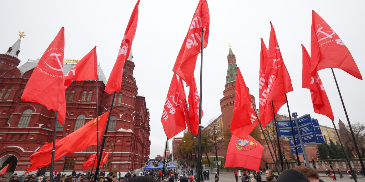 Российские и белорусские коммунисты отметили 105-летие Октябрьской революции