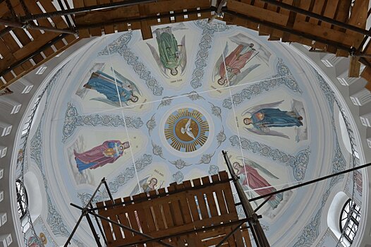 Художники расписали основной купол Благовещенского собора в Воткинске